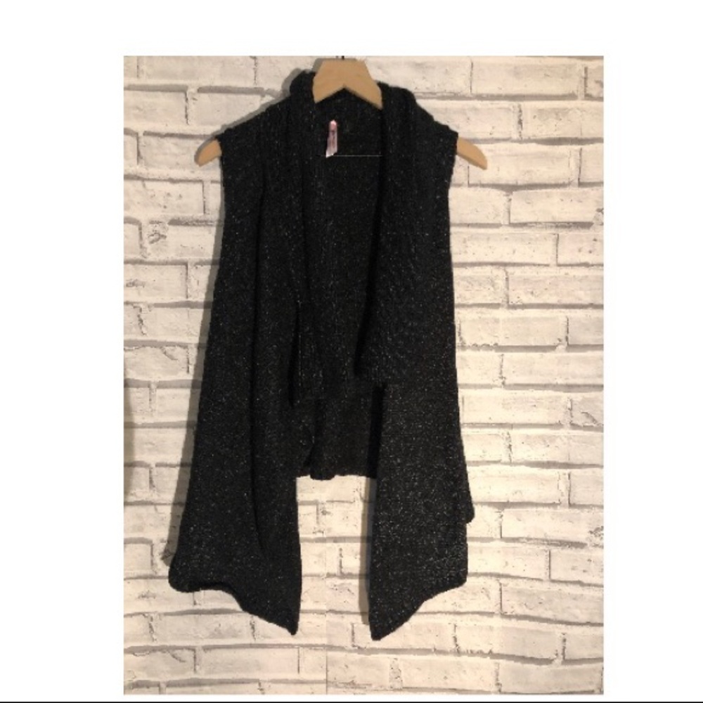 LOVE BY DESIGN sweater vest. 💕